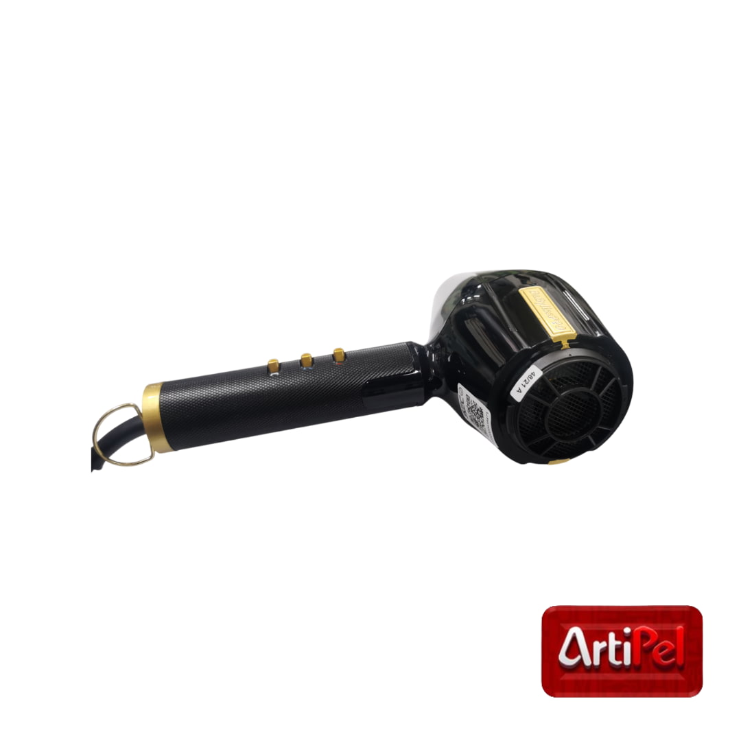 Descubre el Secador Babyliss BlackFX con motor AC italiano, generador de iones y diseño ergonómico. Máximo brillo, menos frizz y resultados de salón en casa