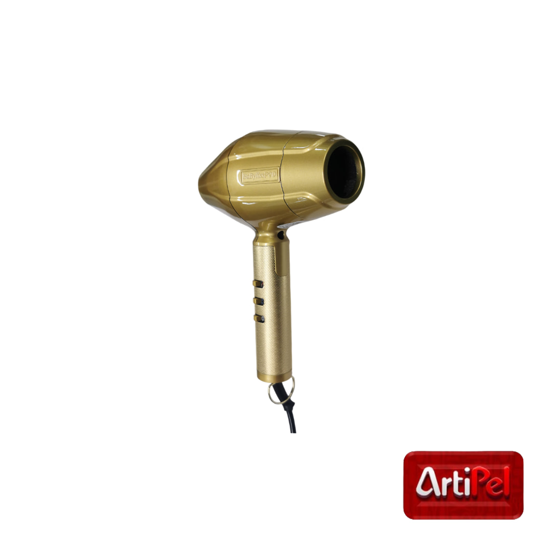 Secador Babyliss GoldFX profesional con motor AC italiano. Babyliss GoldFX con generador de iones y botón de aire frío. Secador Babyliss dorado con accesorios para cabello y barba.